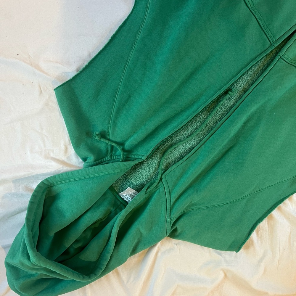 ARITZIA sleeveless zip up